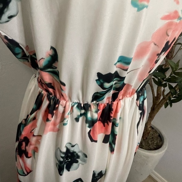 White Floral Midi Dress with Pockets - Picture 5 of 9